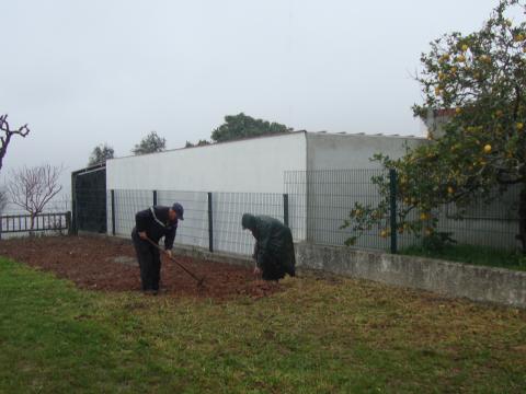 Preparação do terreno e alargamento da área hortinha, com ajuda de funcionários da Junta de Freguesia